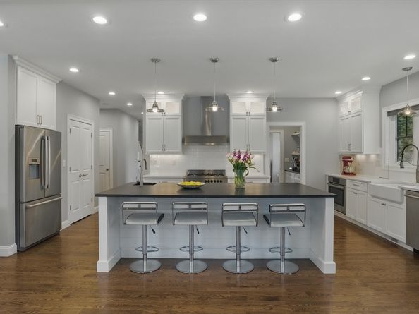 186 Concord Rd, Bedford MA 01730