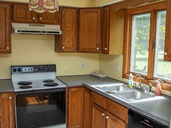 562 North Ave, Rochester MA 02770