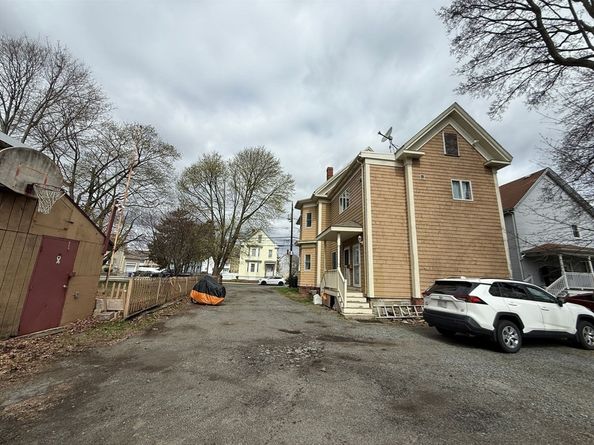 563- Lynn St-, Malden MA 02148