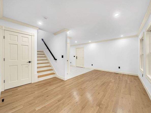 25 Shaw Rd, Wellesley MA 02481