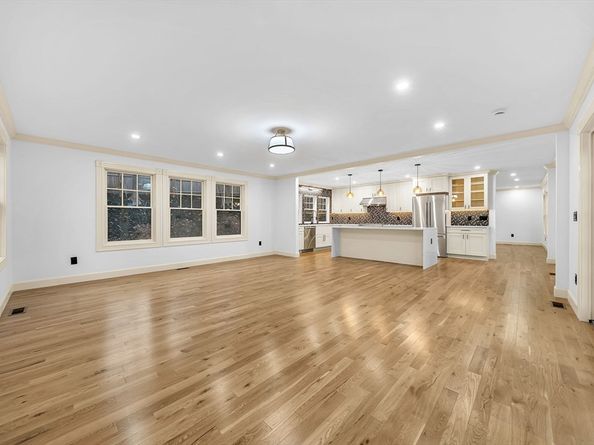 25 Shaw Rd, Wellesley MA 02481