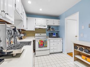 55 Staffordshire Ln B, Concord MA 01742