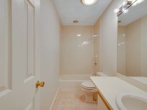 801 Sherwood Forest Ln 801, Saugus MA 01906