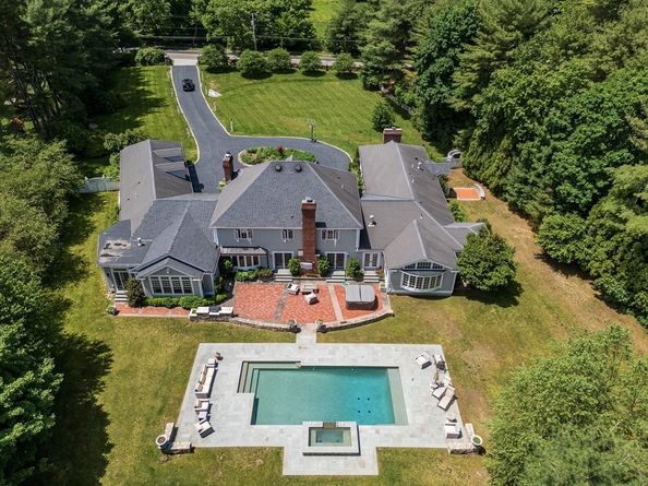 568 Wellesley St, Weston MA 02493