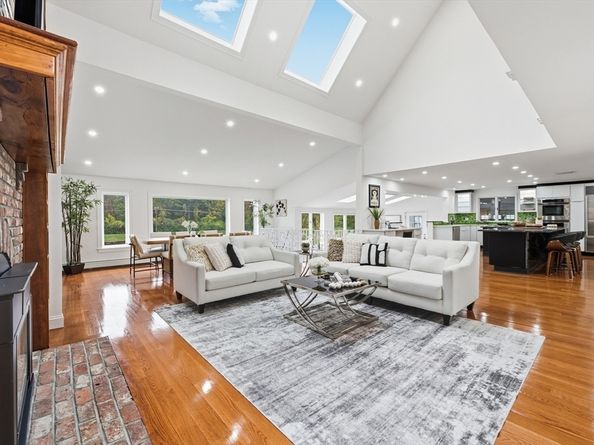 6 Lynbrook Rd, Southborough MA 01772