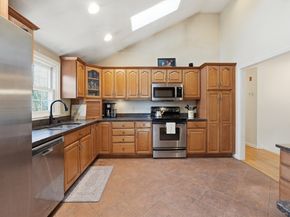 37 Woodlawn Dr, Sturbridge MA 01566