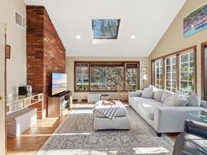 37 Woodlawn Dr, Sturbridge MA 01566
