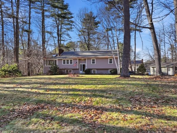 37 Woodlawn Dr, Sturbridge MA 01566