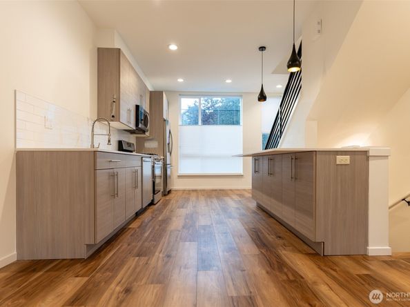 9030 18th Avenue SW B, Seattle WA 98106