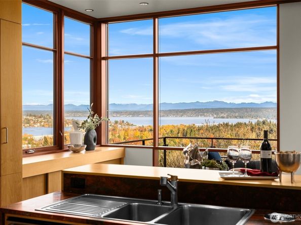 1527 E Howe Street, Seattle WA 98112