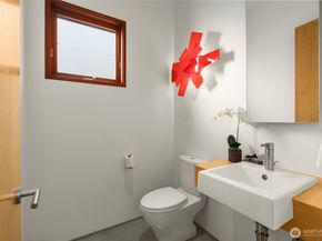 1527 E Howe Street, Seattle WA 98112