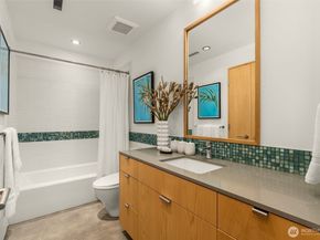 1527 E Howe Street, Seattle WA 98112