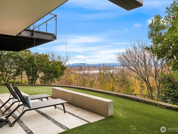 1527 E Howe Street, Seattle WA 98112