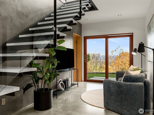 1527 E Howe Street, Seattle WA 98112