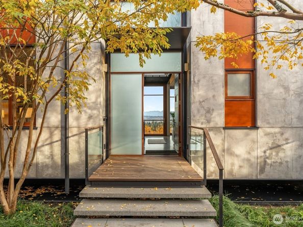 1527 E Howe Street, Seattle WA 98112