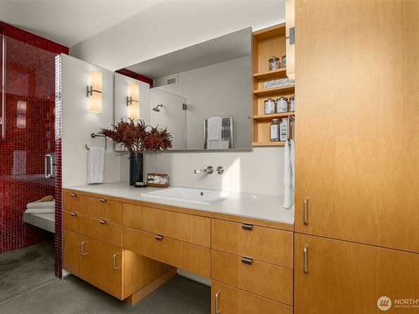 1527 E Howe Street, Seattle WA 98112