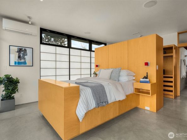 1527 E Howe Street, Seattle WA 98112