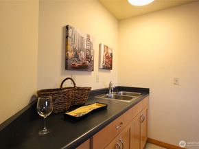 827 Hiawatha Place S 406, Seattle WA 98144