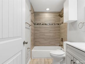 8621 25th Avenue SW B, Seattle WA 98106