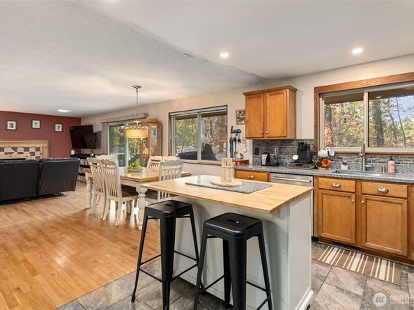 203 NE Alnus Way, Bremerton WA 98310