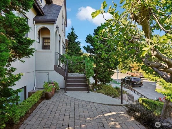 4525 55th Avenue NE, Seattle WA 98105