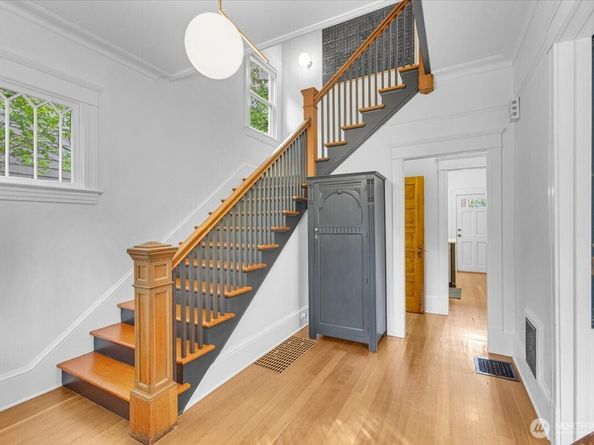 109 11th Avenue E, Seattle WA 98102