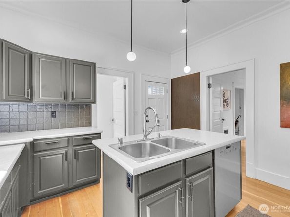 109 11th Avenue E, Seattle WA 98102