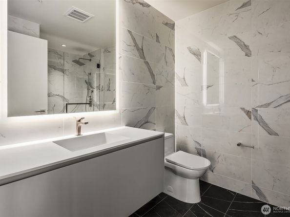 889 Avenue Square NE 806, Bellevue WA 98004