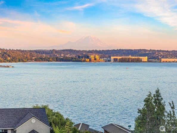 8246 E Mercer Way, Mercer Island WA 98040