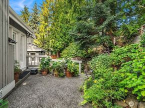 5208 Isola Place NW, Issaquah WA 98027