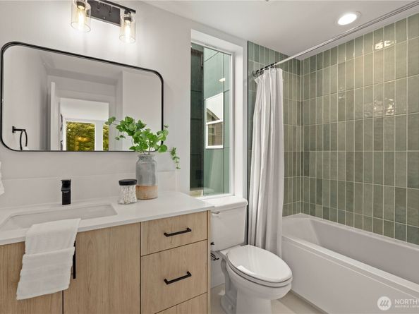1529 N 39th Street, Seattle WA 98103