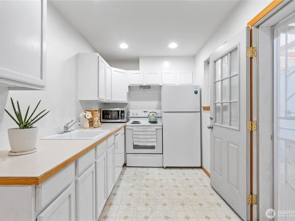 11033 18th Avenue SW, Seattle WA 98146