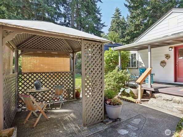 16004 74th Avenue NE, Kenmore WA 98028