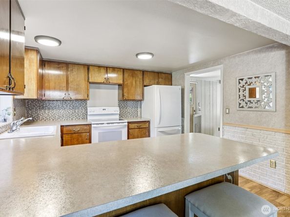 16004 74th Avenue NE, Kenmore WA 98028