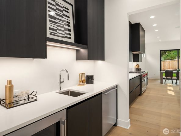 10411 NE 28th Place, Bellevue WA 98004