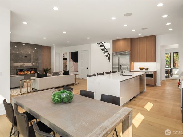 10411 NE 28th Place, Bellevue WA 98004