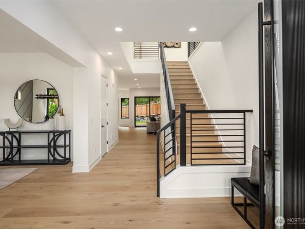10411 NE 28th Place, Bellevue WA 98004