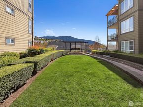 1840 25th Avenue NE 202, Issaquah WA 98029