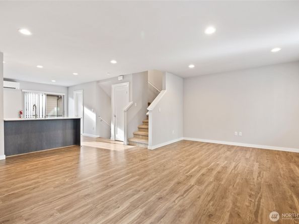 4910 S Willow Street B, Seattle WA 98118