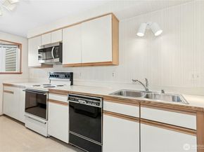20617 28th Avenue W A5, Lynnwood WA 98036