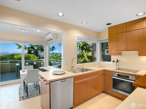 6845 52nd Avenue NE, Seattle WA 98115