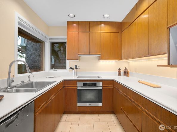 6845 52nd Avenue NE, Seattle WA 98115