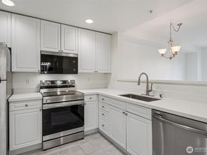 4343 Roosevelt Way NE 508, Seattle WA 98105