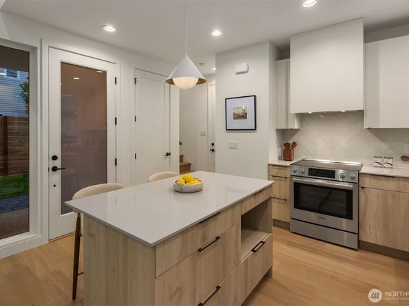 2651 41st Avenue SW, Seattle WA 98116