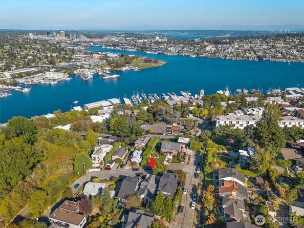 2553 5th Avenue N, Seattle WA 98109