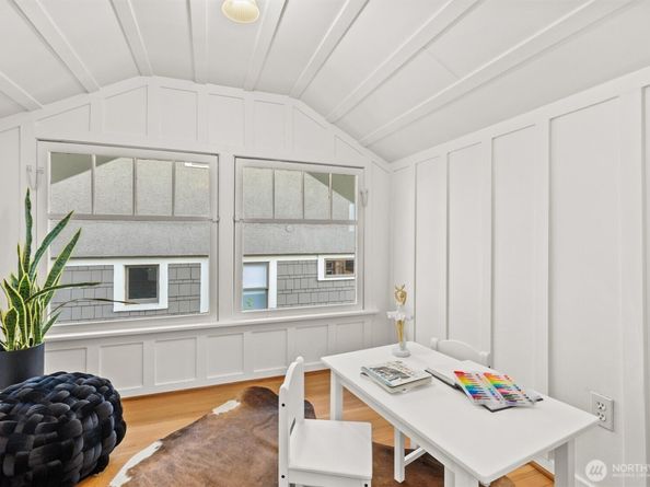 2553 5th Avenue N, Seattle WA 98109
