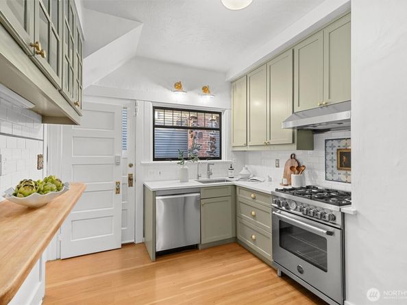 2553 5th Avenue N, Seattle WA 98109