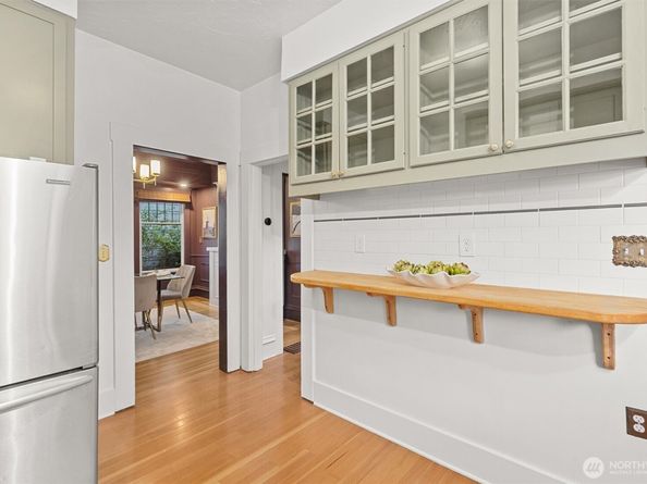 2553 5th Avenue N, Seattle WA 98109