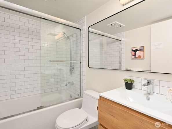 3710 25th Place W 405, Seattle WA 98199