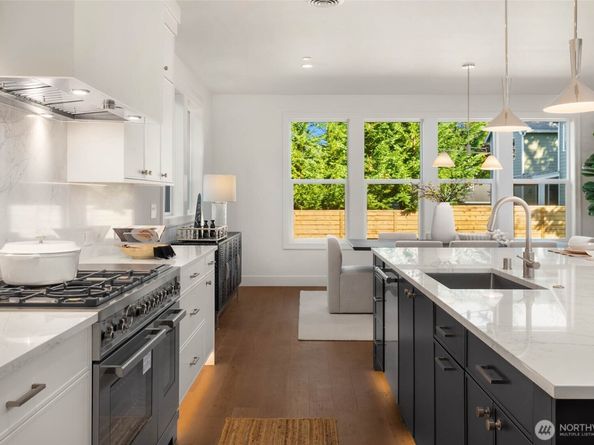 208 106th Avenue SE, Bellevue WA 98004